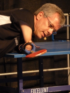 5. Rainer Schmidt beim Anschnallen der TT-Armprothese